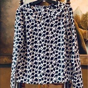 ✨Forever 21 Navy and White Florall Graphic Top ✨L ✨